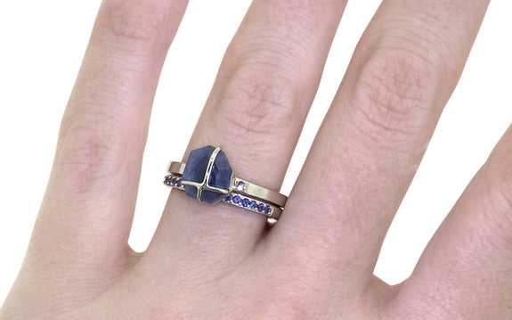 Wedding Band with 16 Blue Sapphires in yellow gold side view on logo