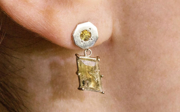 2.59ct green diamond earrings side view on logo